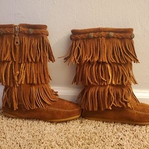Girls Minnetonka 3 Layer Fringe Boots - Size 1